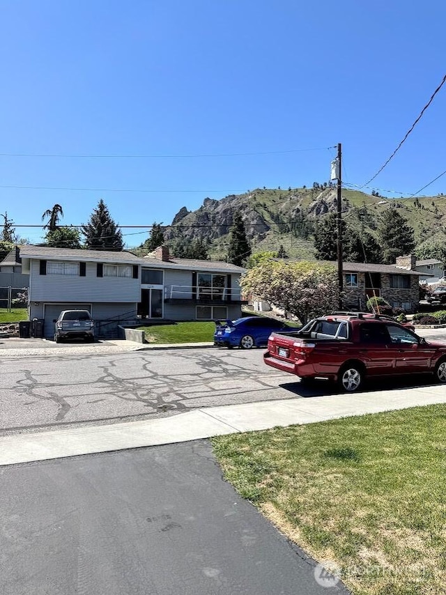 view of front of home featuring a mountain view and a front yard