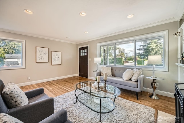 living room featuring healthy amount of natural light, baseboards, crown molding, light wood-style floors, and recessed lighting