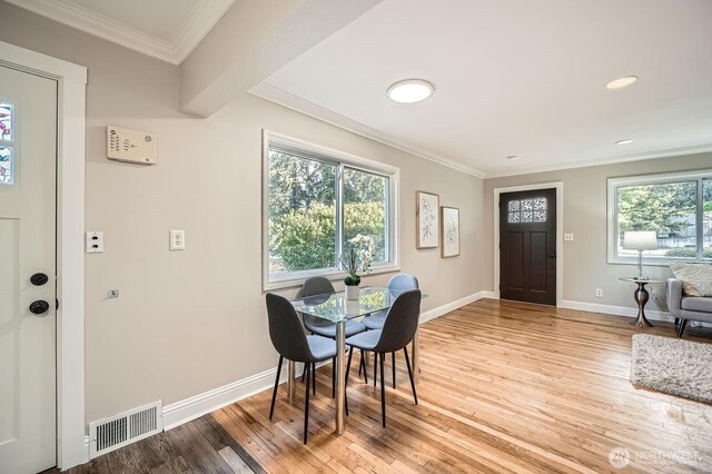 dining room with light wood-style floors, baseboards, ornamental molding, and recessed lighting