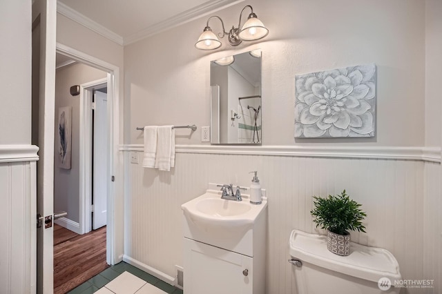 full bath featuring a wainscoted wall, vanity, crown molding, toilet, and a shower with curtain