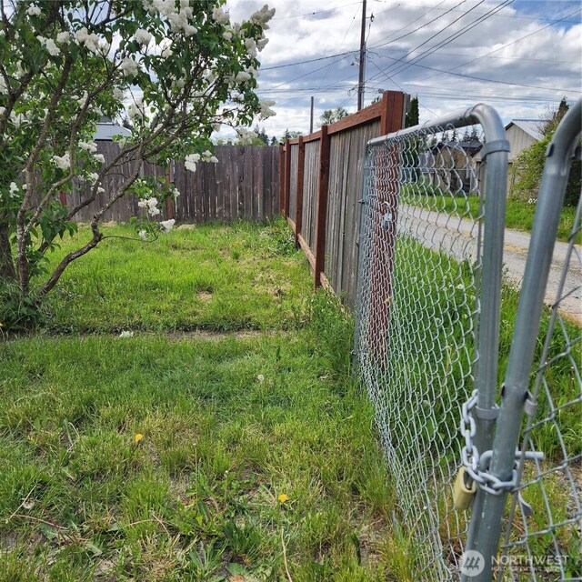 705 E 54th St, Tacoma, WA 98404 - view of yard with fence