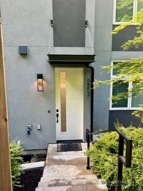 entrance to property with stucco siding