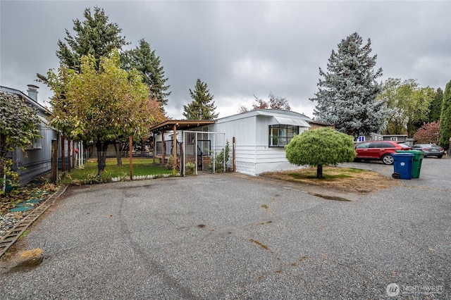211 Pace Dr Unit 16, East Wenatchee, WA 98802 - view of front of house with fence and asphalt driveway