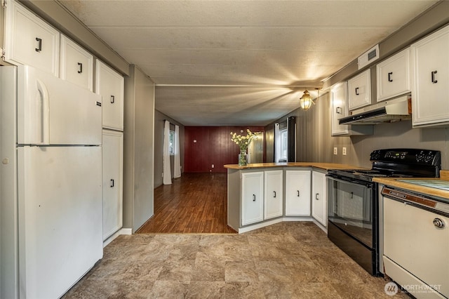 211 Pace Dr Unit 16, East Wenatchee, WA 98802 - kitchen featuring white appliances, under cabinet range hood, a peninsula, white cabinetry, and light countertops