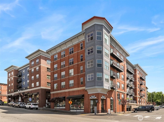 view of apartment building / complex