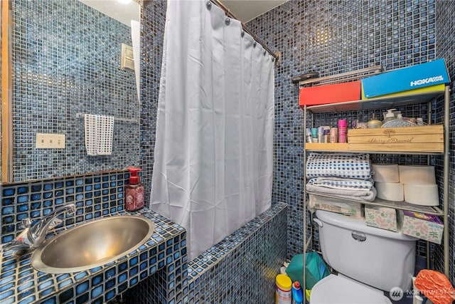 3312 SW 172nd St, Burien, WA 98166 - bathroom featuring tile walls, a sink, toilet, and shower / tub combo with curtain