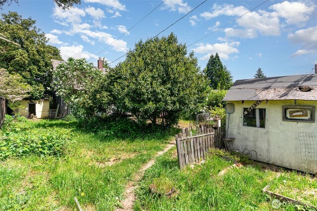 view of yard featuring fence