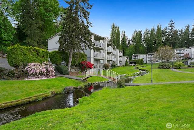 view of property's community featuring a lawn