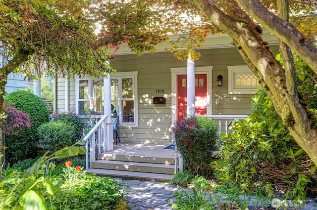 1109 30th Ave, Seattle, WA 98122 - doorway to property with a porch