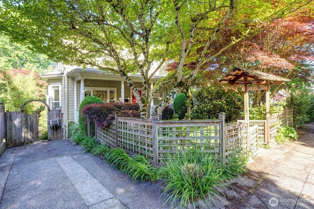 1109 30th Ave, Seattle, WA 98122 - view of front of house featuring fence