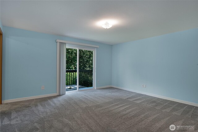 empty room featuring carpet floors and baseboards