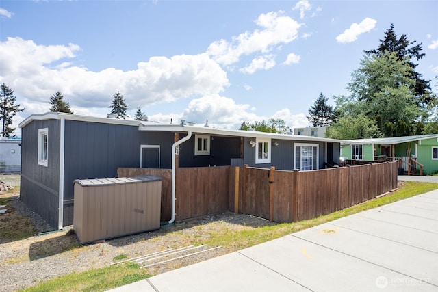 view of front of house featuring a fenced front yard