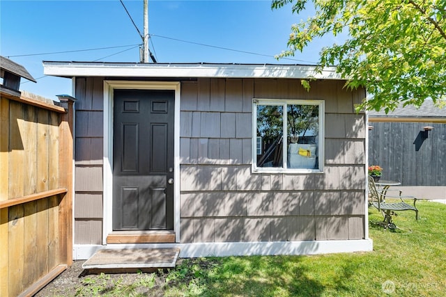 view of outdoor structure with an outbuilding