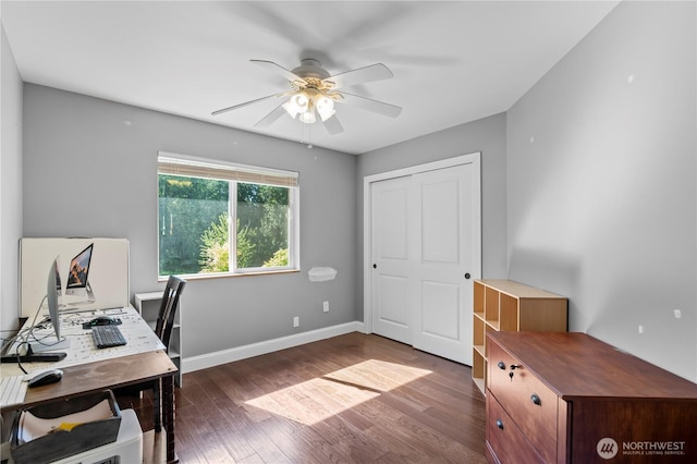 office area with a ceiling fan, wood finished floors, and baseboards