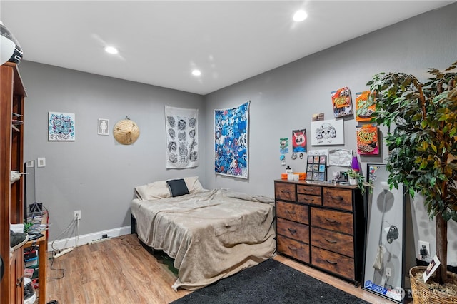 bedroom with light wood-style floors, recessed lighting, and baseboards