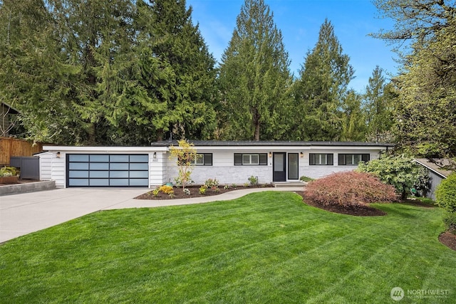 view of front of house featuring driveway and an attached garage