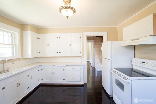 618 Coolidge Rd, Aberdeen, WA 98520 - kitchen with electric stove, under cabinet range hood, dark wood-style flooring, ornamental molding, and white cabinetry