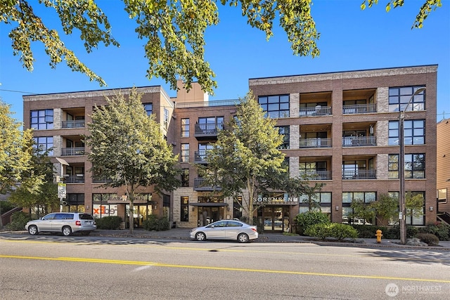 view of apartment building / complex