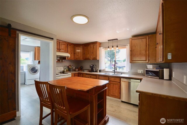 20005 Carper Rd SW, Rochester, WA 98579 - kitchen featuring appliances with stainless steel finishes, a sink, under cabinet range hood, healthy amount of natural light, and a textured ceiling
