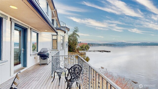 2837 E Lake Sammamish Pkwy NE, Sammamish, WA 98074 - balcony featuring a water view and grilling area