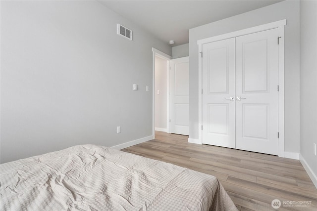 314 Everson Rd Unit D, Everson, WA 98247 - bedroom featuring light wood finished floors, baseboards, and a closet