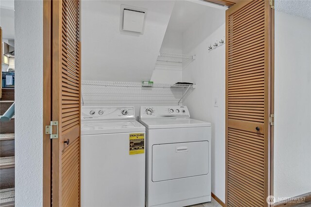 washroom featuring washing machine and clothes dryer