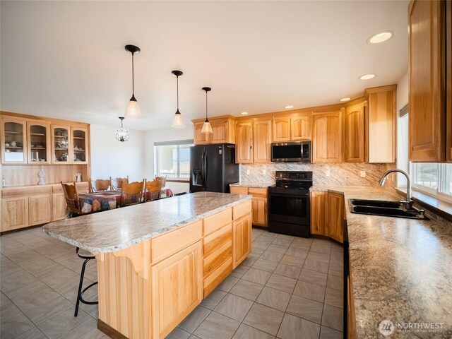 23201 Rd 12 NW, Quincy, WA 98848 - kitchen with black appliances, a sink, healthy amount of natural light, tasteful backsplash, and recessed lighting