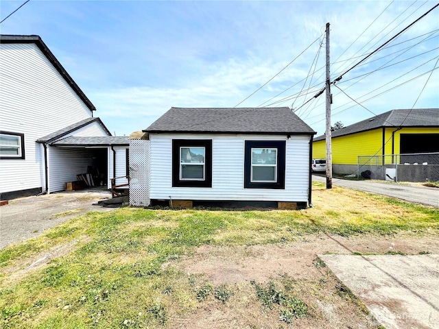 2802 Sumner Ave, Hoquiam, WA 98550 - view of front of house featuring a shingled roof and a carport