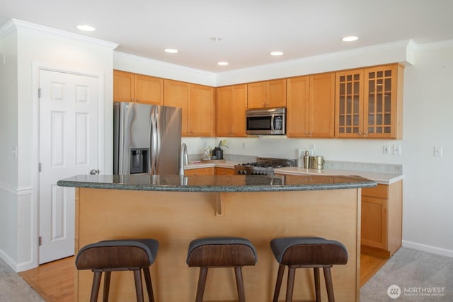 kitchen with stainless steel appliances, a breakfast bar area, recessed lighting, glass insert cabinets, and baseboards