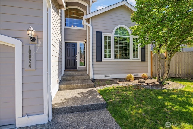 property entrance featuring crawl space