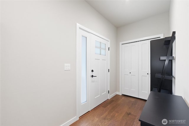 1086 Collier Pl SW, Issaquah, WA 98027 - foyer with dark wood-style flooring and baseboards