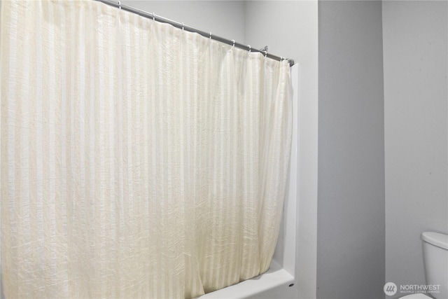 1086 Collier Pl SW, Issaquah, WA 98027 - bathroom with toilet and shower / bath combination with curtain