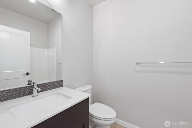 1086 Collier Pl SW, Issaquah, WA 98027 - bathroom featuring toilet, vanity, backsplash, and baseboards