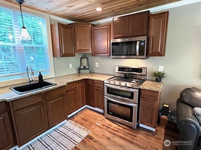 96 Kooskooskie Rd, Walla Walla, WA 99362 - kitchen with appliances with stainless steel finishes, a sink, healthy amount of natural light, light wood-style floors, and ornamental molding