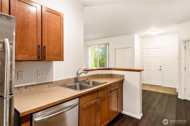 21450 40th Pl S Unit A, Seatac, WA 98198 - kitchen with stainless steel appliances, a sink, dark wood-style floors, and a peninsula