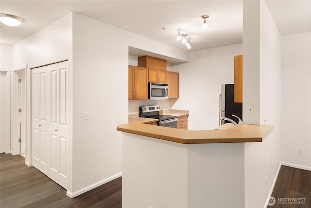 21450 40th Pl S Unit A, Seatac, WA 98198 - kitchen featuring stainless steel appliances, dark wood-style flooring, baseboards, and light countertops