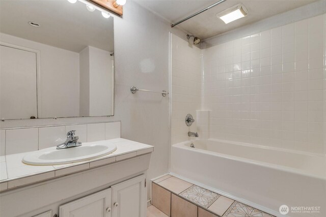 414 W Wyandotte Ave, Shelton, WA 98584 - bathroom with vanity, backsplash, and washtub / shower combination
