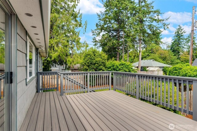 414 W Wyandotte Ave, Shelton, WA 98584 - view of wooden deck