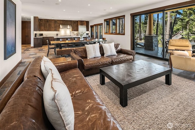 350 Kings Ct, Cle Elum, WA 98922 - living area with recessed lighting