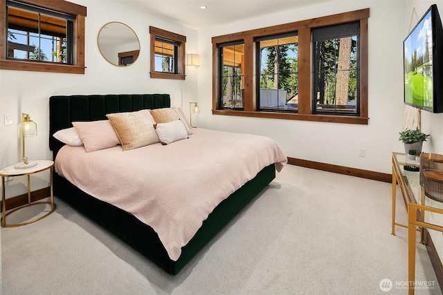 350 Kings Ct, Cle Elum, WA 98922 - carpeted bedroom featuring multiple windows, baseboards, and recessed lighting