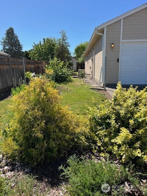434 SE Stanford Pl, College Place, WA 99324 - view of yard with fence