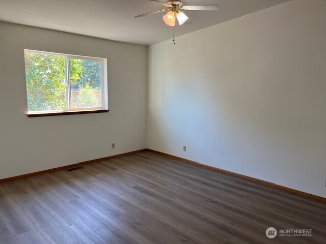 434 SE Stanford Pl, College Place, WA 99324 - unfurnished room featuring ceiling fan, dark wood-type flooring, and baseboards