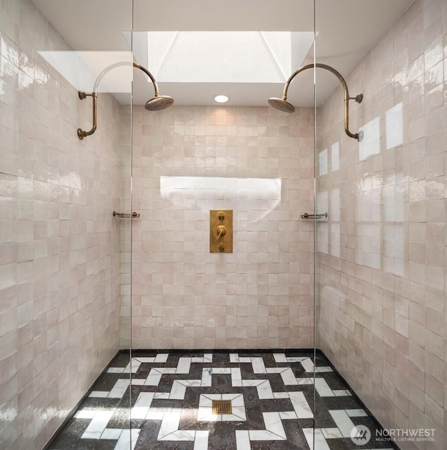 full bathroom featuring tiled shower and recessed lighting