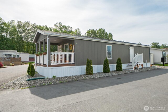 1200 Lincoln St Unit 121, Bellingham, WA 98229 - manufactured / mobile home featuring a porch