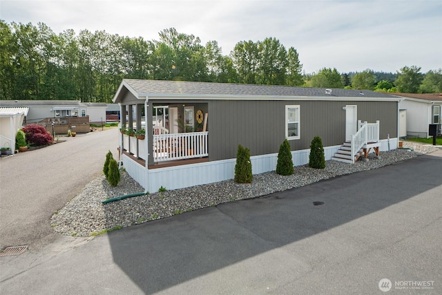 1200 Lincoln St Unit 121, Bellingham, WA 98229 - manufactured / mobile home with a porch and roof with shingles