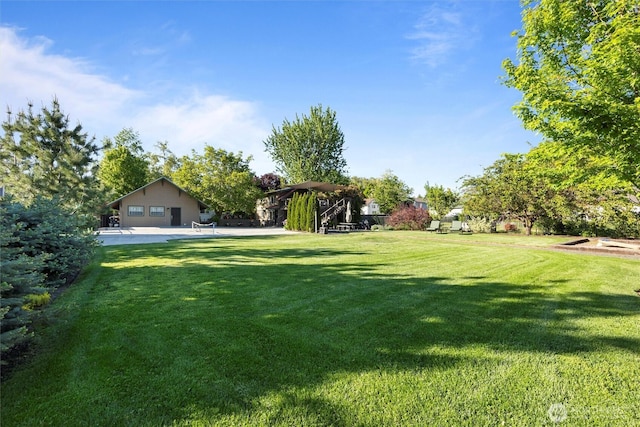 view of grassy yard featuring a patio