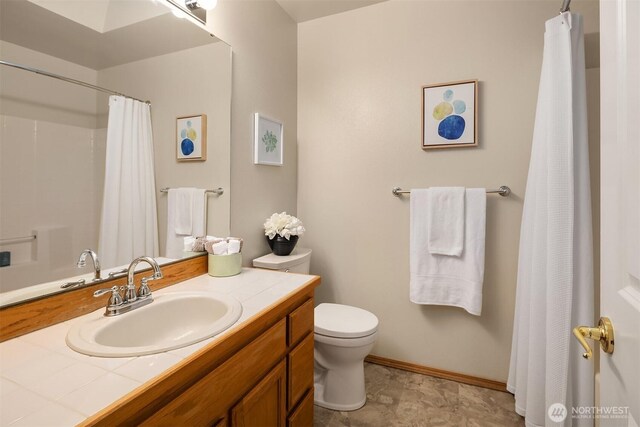 full bath featuring toilet, a shower with shower curtain, vanity, and baseboards