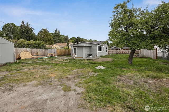 view of yard featuring an outbuilding