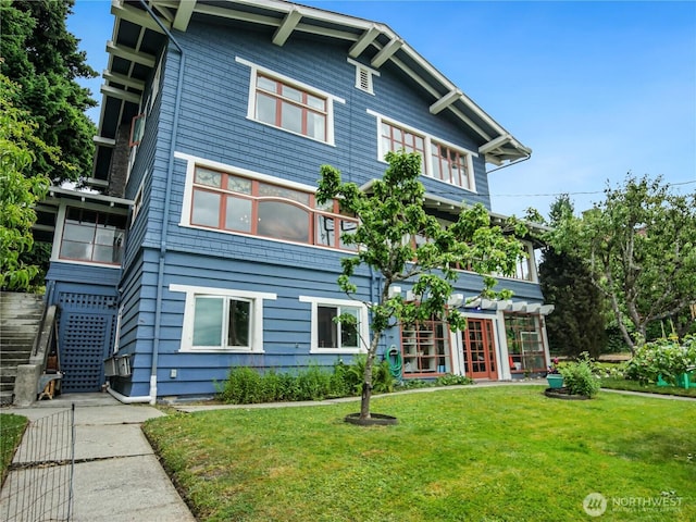 215 N Forest St, Bellingham, WA 98225 - view of front of house featuring a front yard