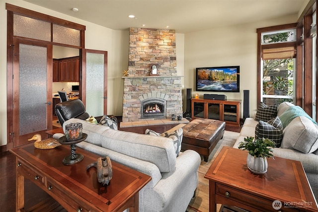 1624 Mallard Ln, Bellevue, WA 98008 - living area featuring a fireplace and recessed lighting